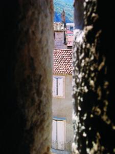 Komiza through houses
